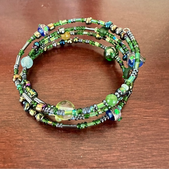 Memory bracelet-wrapped cuff in shades of green. Gemstone, délice and seed beads - Picture 3 of 6